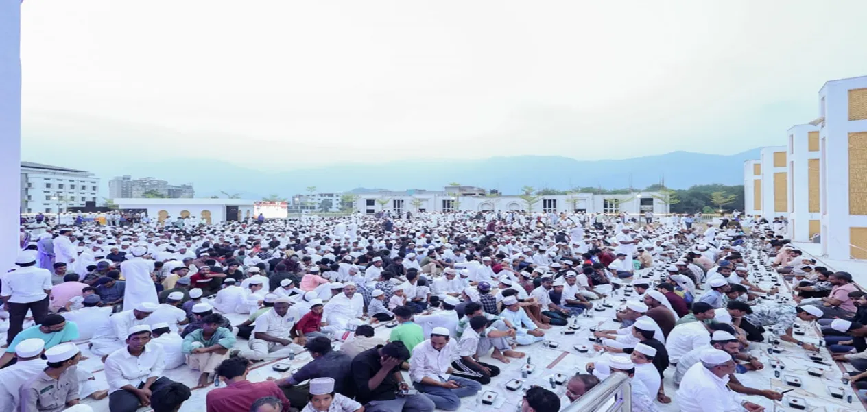 Grand feast-e-Iftar at the Grand Mosque of Jami Ul Futuh, Knowledge City of Kerala, 25 thousand people gathered