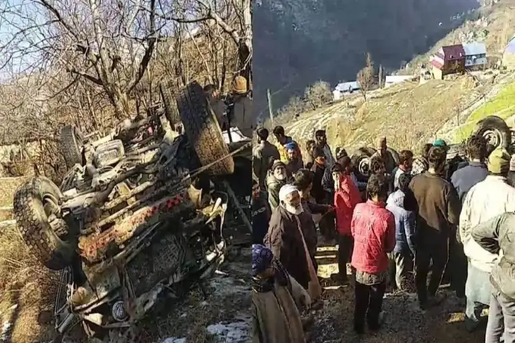 Ten people died after their taxi rolled into a ditch on the Jammu-Srinagar National Highway