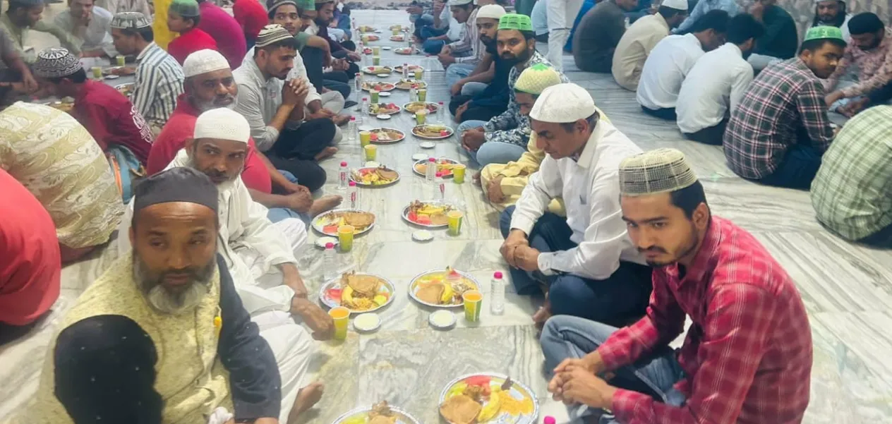 Hindus served Iftari to fasting people