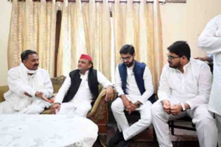 Akhilesh Yadav reach Mukhtar Ansari's house