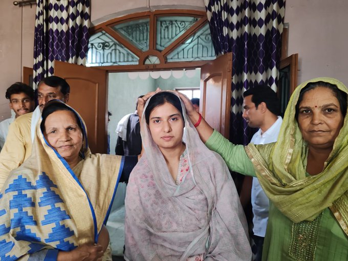 https://www.hindi.awazthevoice.in/upload/news/171335691223_Iqra_Hasan_being_blessed_by_women_supporters_during_campaigning.jpg