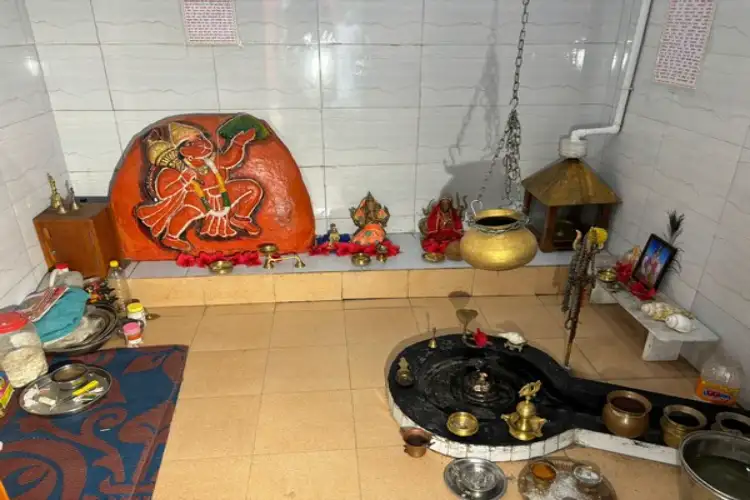 Fostering religious harmony, Muslim 1971 War veteran makes idols of Hindu gods for devotees