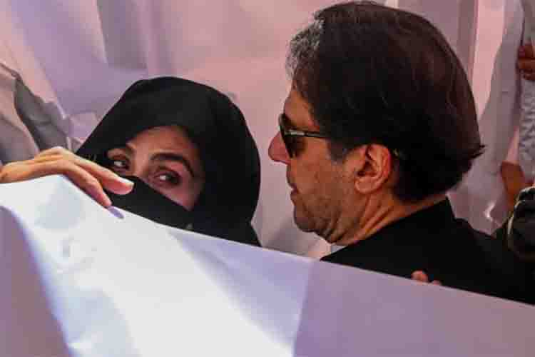 पाकिस्तान: इमरान खान का आरोप, मेरी बीबी बुशरा के भोजन में ‘टॉयलेट क्लीनर’ मिलाया जा रहा है