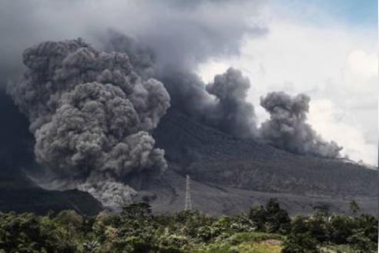 Indonesia's Mount Ibu volcano explode
