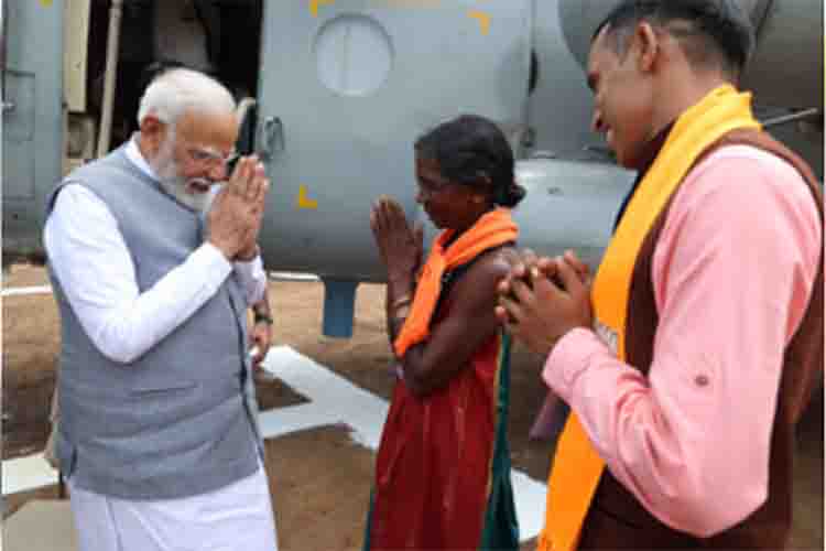 PM Narendra Modi meet fruit seller Mohini 