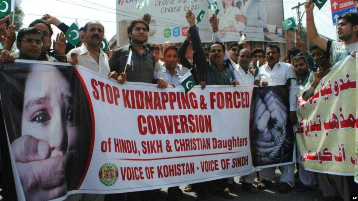 https://www.hindi.awazthevoice.in/upload/news/171465286401_Hindu_girls_religious_conversion_in_Pakistan_4.jpg
