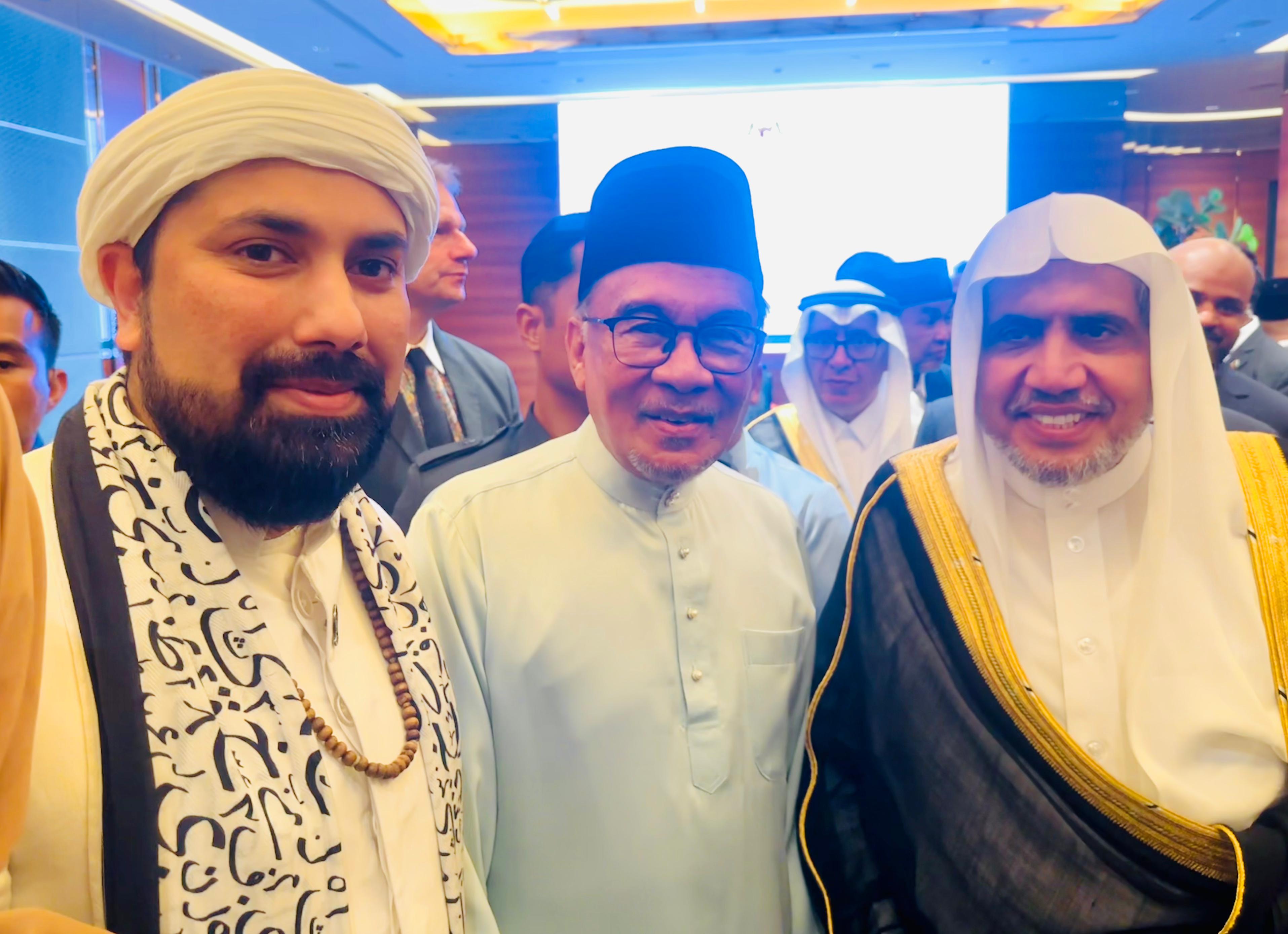 https://www.hindi.awazthevoice.in/upload/news/171525498306_2,000_religious_leaders_gathered_in_Malaysia,_Chishti,_Brahmeshanand_and_Singh_gave_India's_message_3.jfif