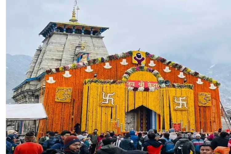 The doors of the eleventh Jyotirling Kedarnath Dham opened, flowers were showered by helicopter.