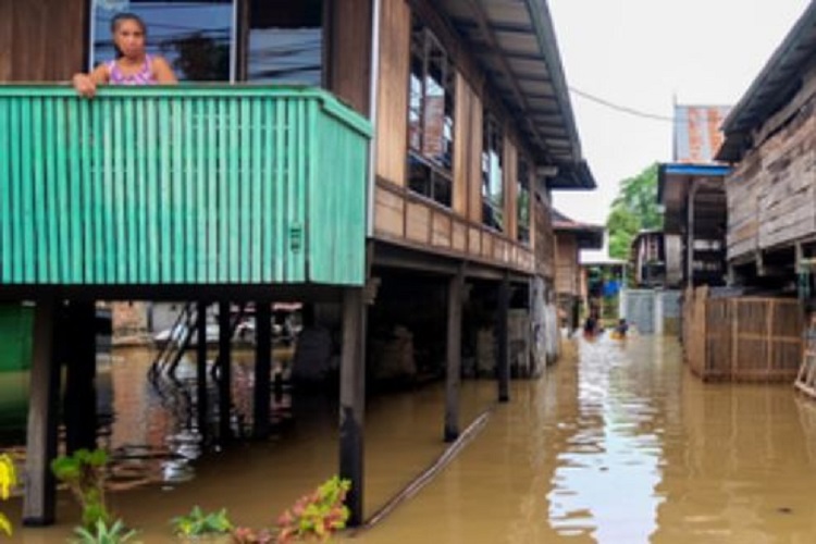 Sudden flood in Indonesia, 34 dead