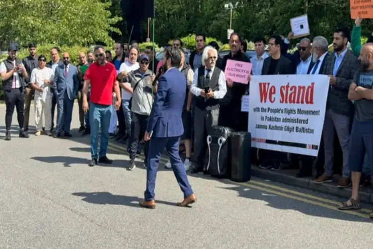 UK: Kashmiris protest outside Pakistani consulate in solidarity with ongoing PoJK unrest