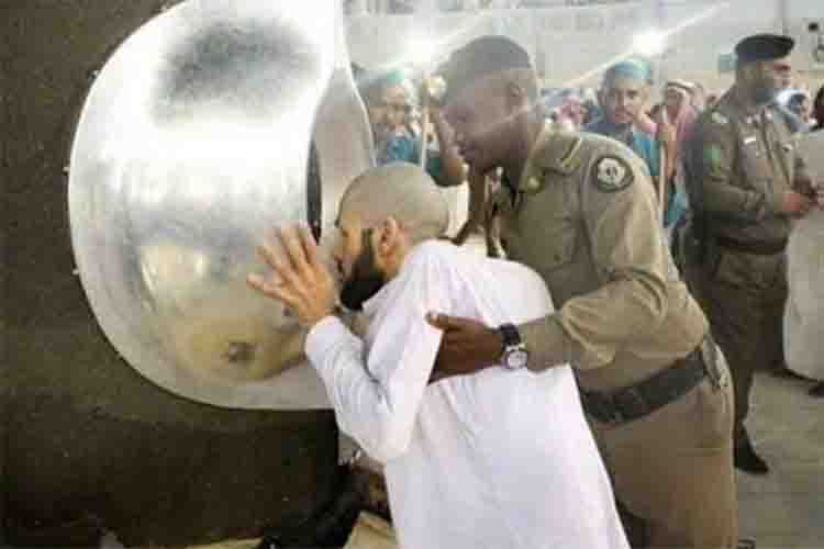 How to touch Hajr-e-Aswad?