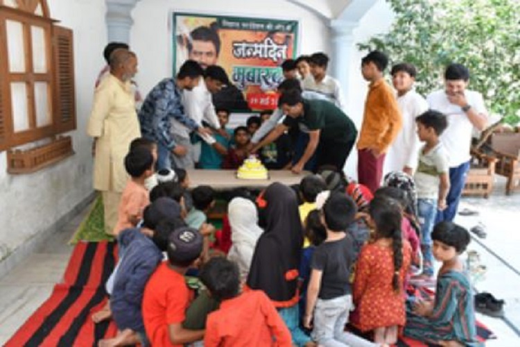 On the 50th birthday of Nawazuddin Siddiqui, food was fed to underprivileged children in his hometown Budhana