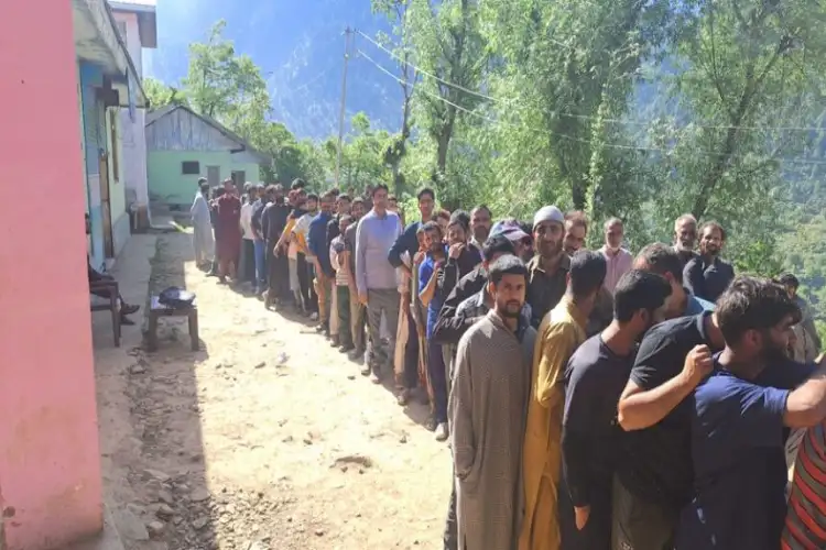LS Polls: Voter's queue up in large numbers at J-K's Baramulla