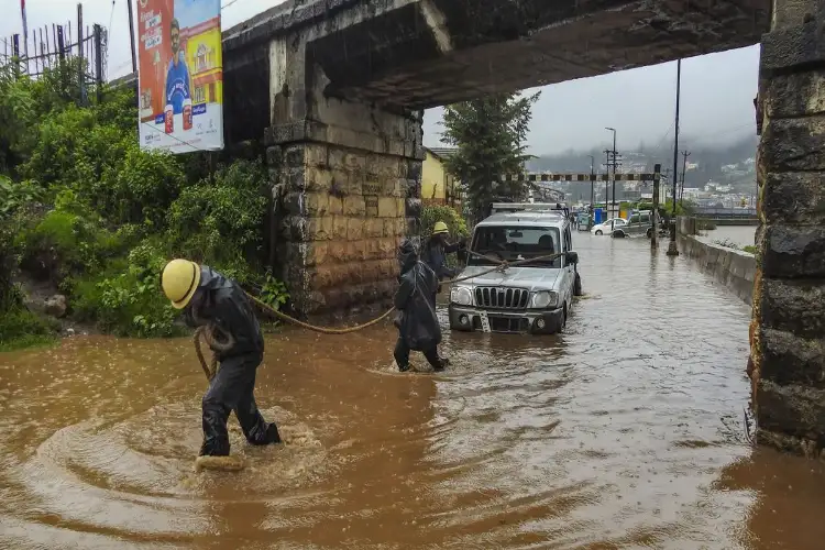 People troubled by heavy rain in Tamil Nadu, 10 SDRF teams deployed