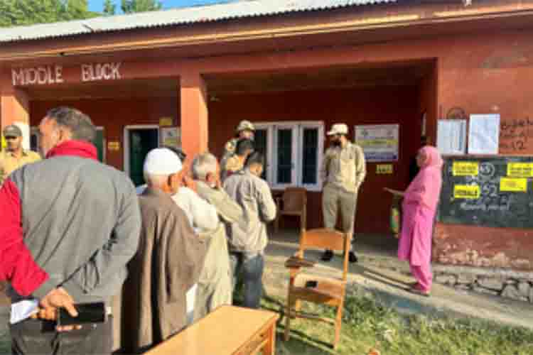  Voting continues in Anantnag-Rajouri