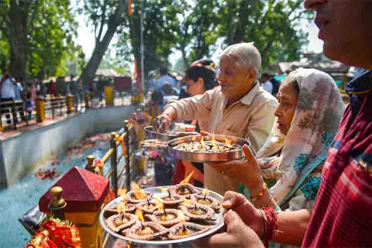 5,000 Kashmiri Pandits start journey for Kheer Bhawani Mela