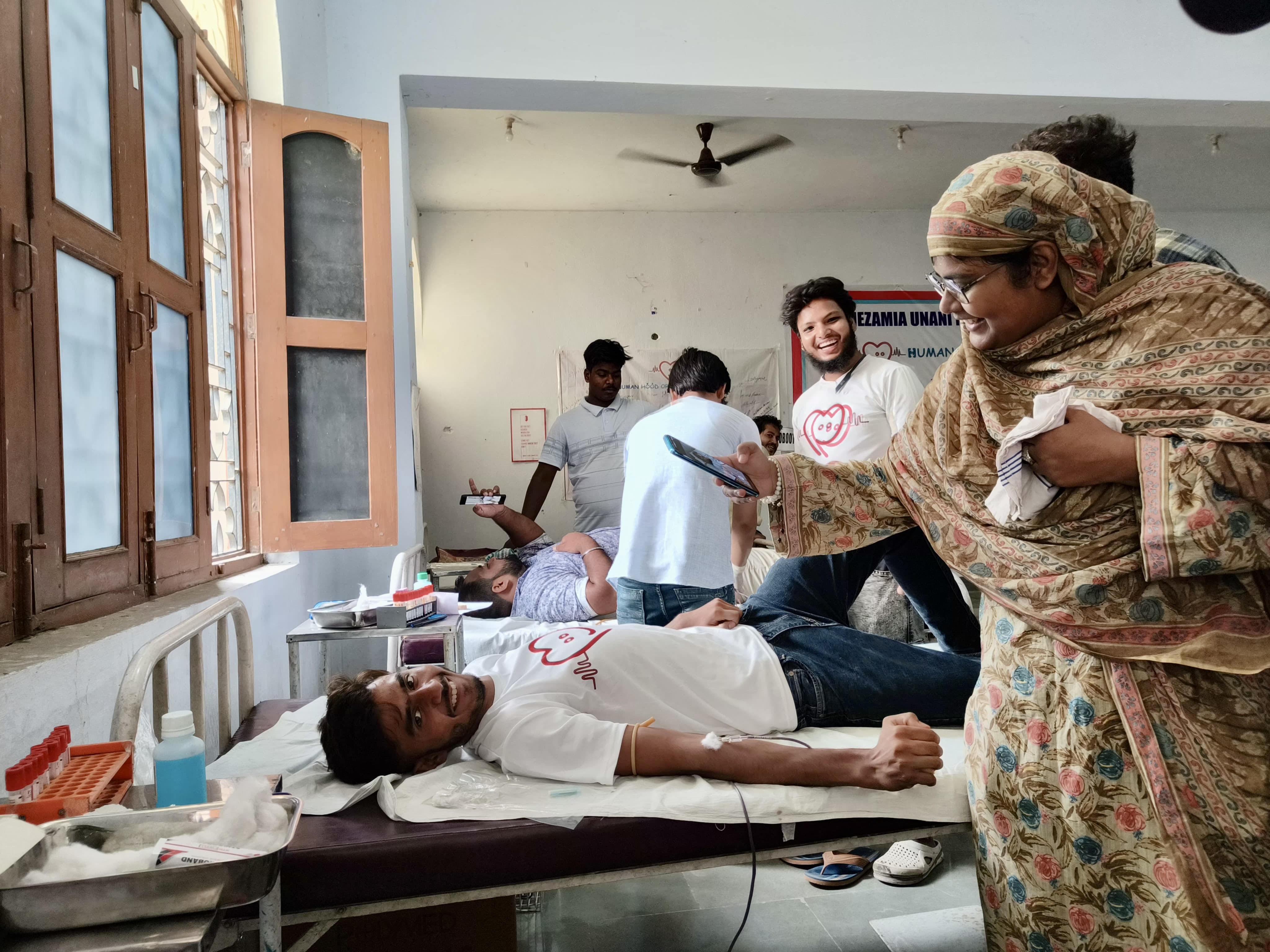 https://www.hindi.awazthevoice.in/upload/news/171828755127_Muslim_blood_donors_of_Bihar_are_always_ready_to_donate_blood_3.jpg