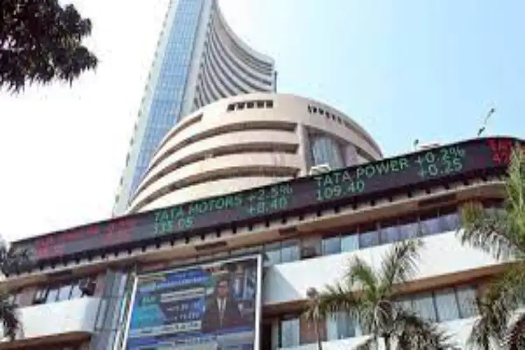 Stock market falls due to weak global cues, Sensex slips 200 points