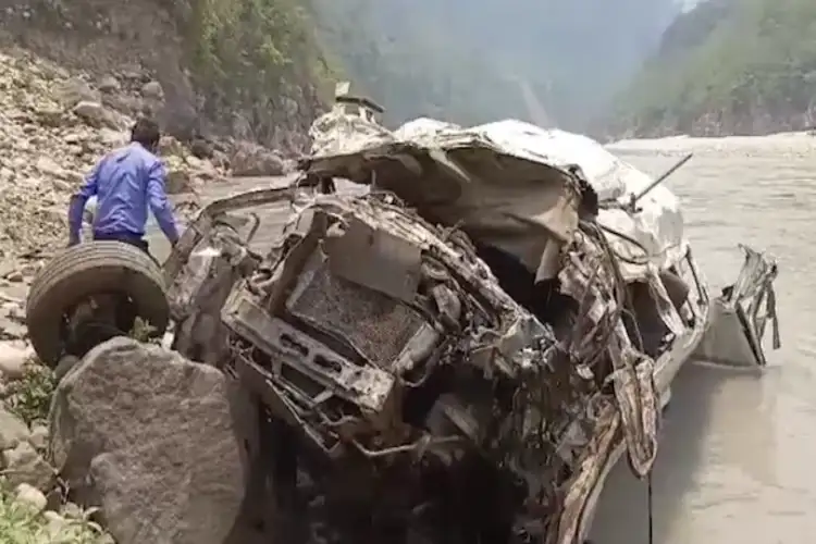 बद्रीनाथ हाईवे पर यात्रियों से भरा वाहन अलकनंदा नदी में गिरा, 10 के मरने की आशंका