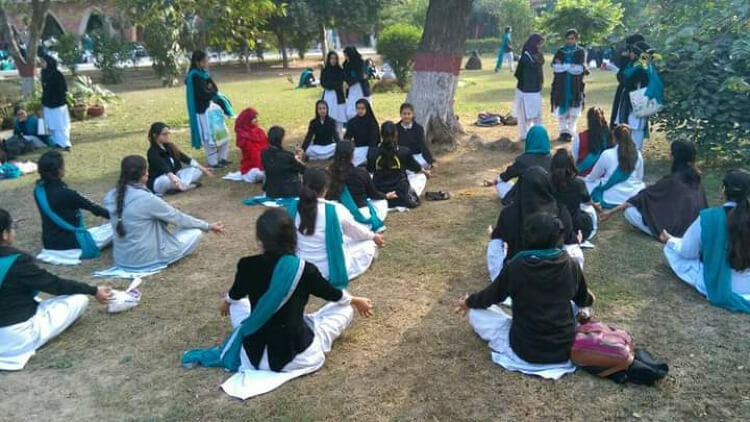 https://www.hindi.awazthevoice.in/upload/news/171887518502_School_girls_doing_Yoga_in_Pakistan.jpg