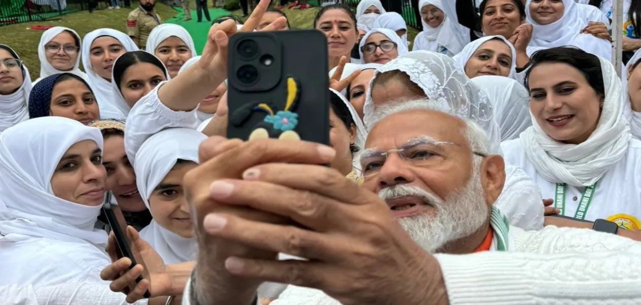 PM Modi clicked a selfie with yoga lovers at Dal Lake in Srinagar, trending on social media