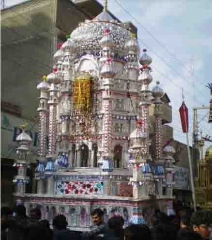https://www.hindi.awazthevoice.in/upload/news/172000673319_Indian_Muharram_Jagdish_Prasad_collects_donations_for_Tazias,_builds_bamboo_structures4.jpg