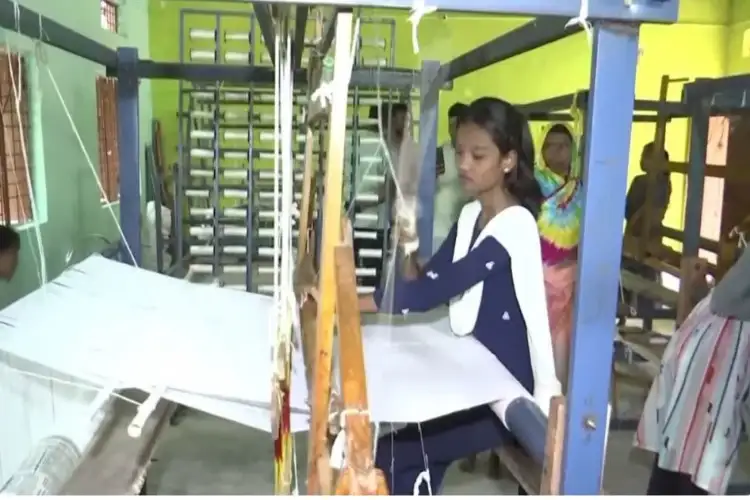 To empower women, Chhattisgarh govt launches handloom training programme in naxal-hit Dantewada
