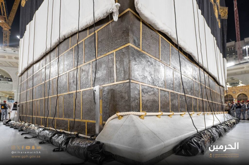 https://www.hindi.awazthevoice.in/upload/news/172043648111_Mecca_Gold-silver_Kiswa_replaced_at_Kaaba_6.jpg