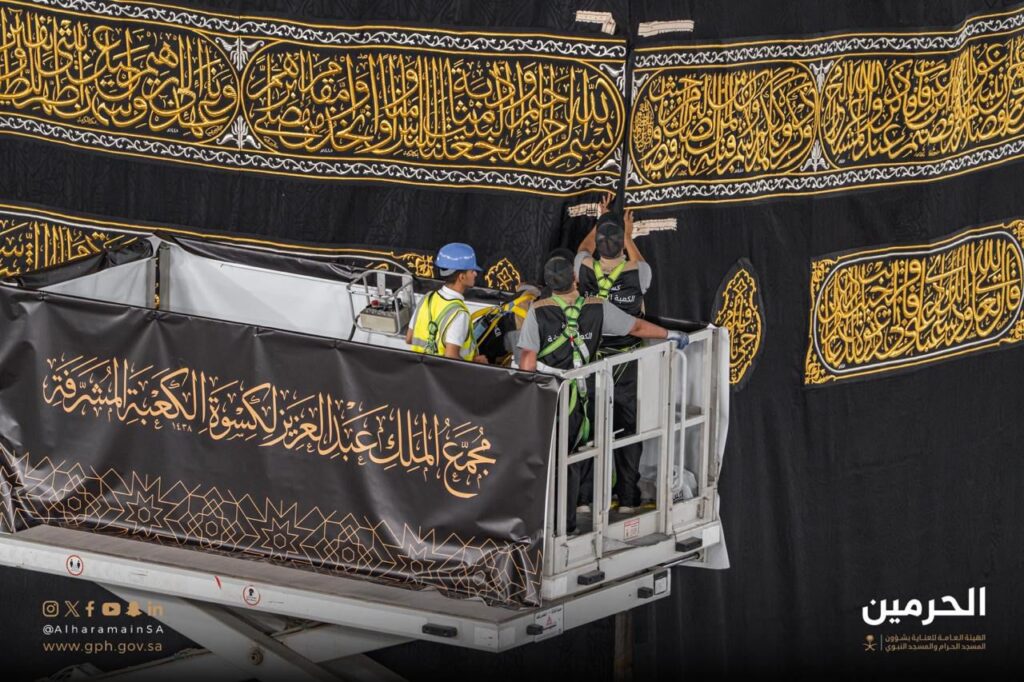 https://www.hindi.awazthevoice.in/upload/news/172043649811_Mecca_Gold-silver_Kiswa_replaced_at_Kaaba_7.jpg