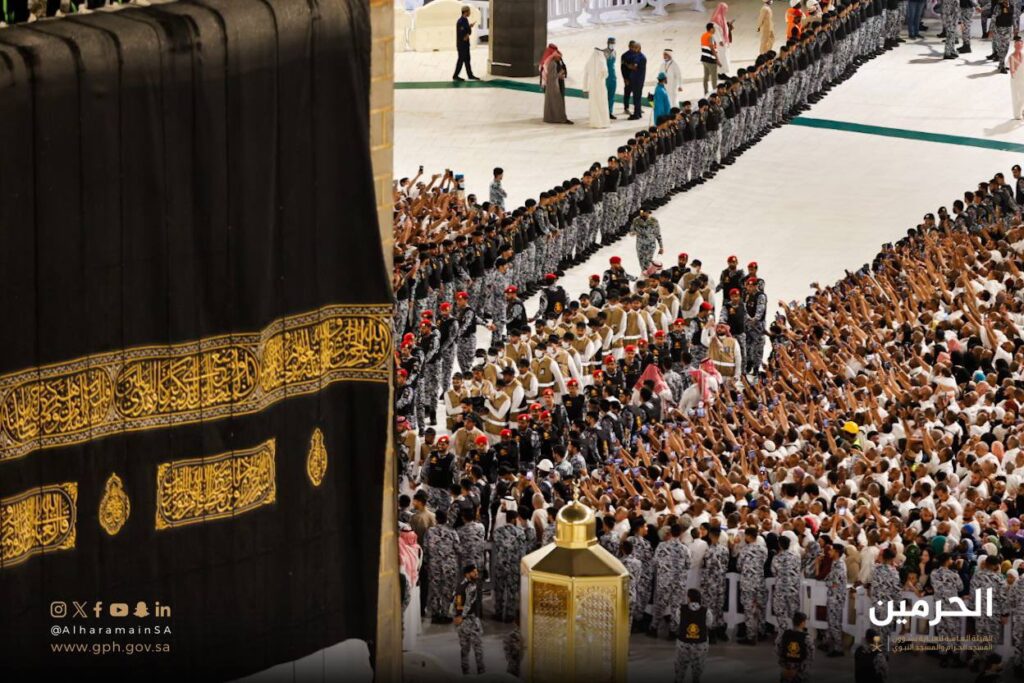 https://www.hindi.awazthevoice.in/upload/news/172043652111_Mecca_Gold-silver_Kiswa_replaced_at_Kaaba_9.jpg