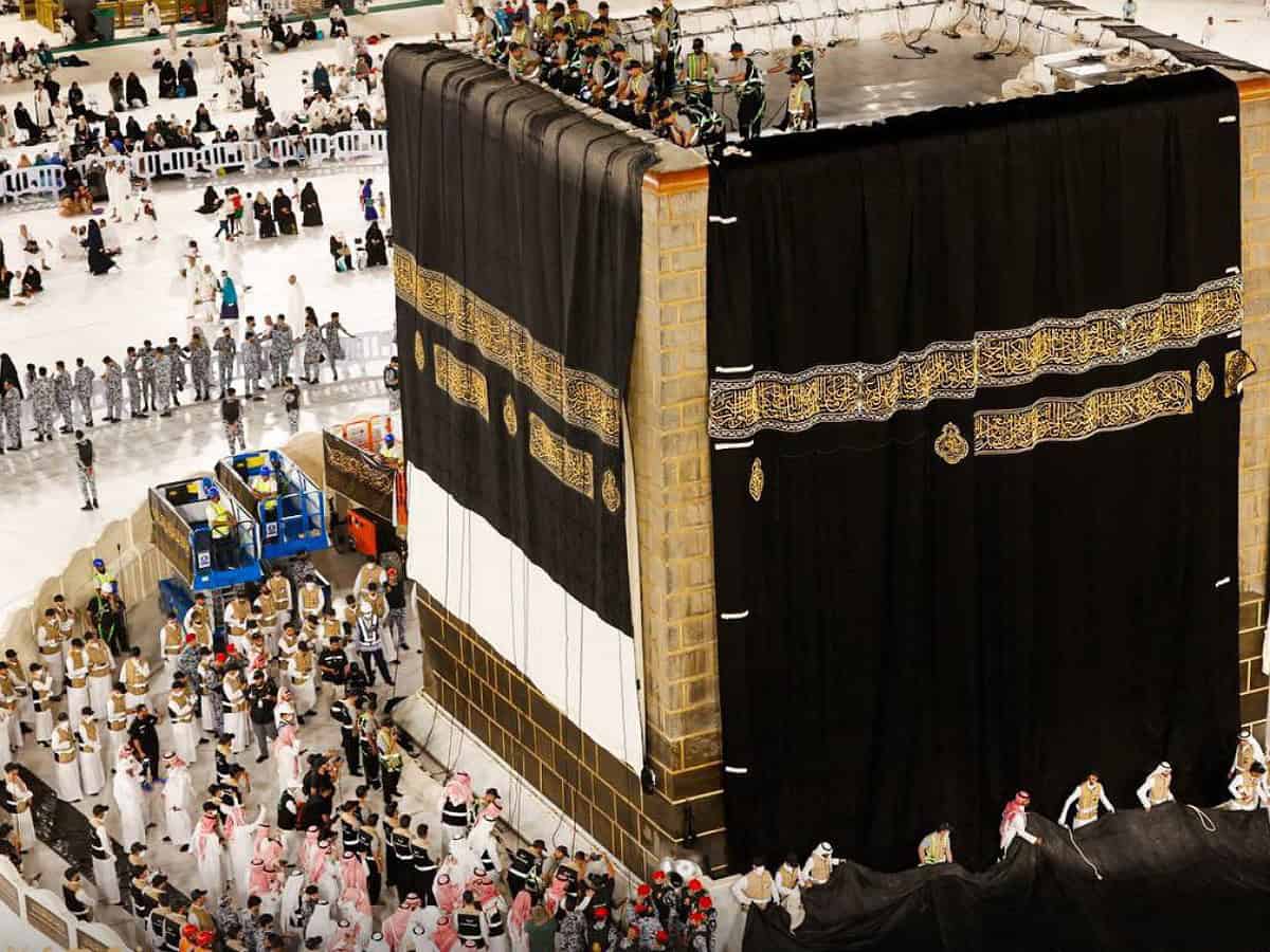 https://www.hindi.awazthevoice.in/upload/news/172043654311_Mecca_Gold-silver_Kiswa_replaced_at_Kaaba_2.jpg