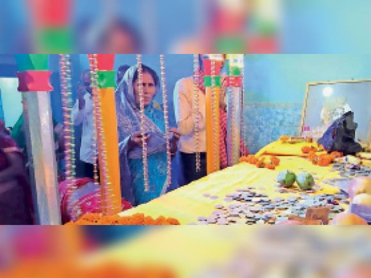 https://www.hindi.awazthevoice.in/upload/news/172062078626_Madhi_Puja_Thousands_of_Hindus_and_Muslims_gathered_to_worship_Waris_Piya_and_Nandbaba_2.jpg