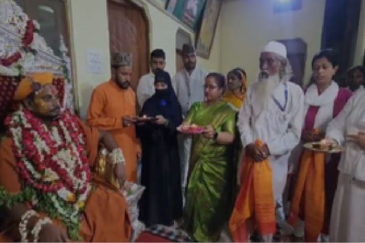 Guru Purnima: Muslim disciples worshiped Mahant Balak Das, performed aarti, took his blessings.