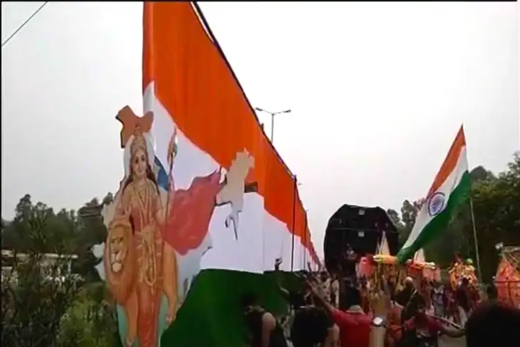 Kanwar Yatra taken out with 351 feet long tricolor in honor of martyrs