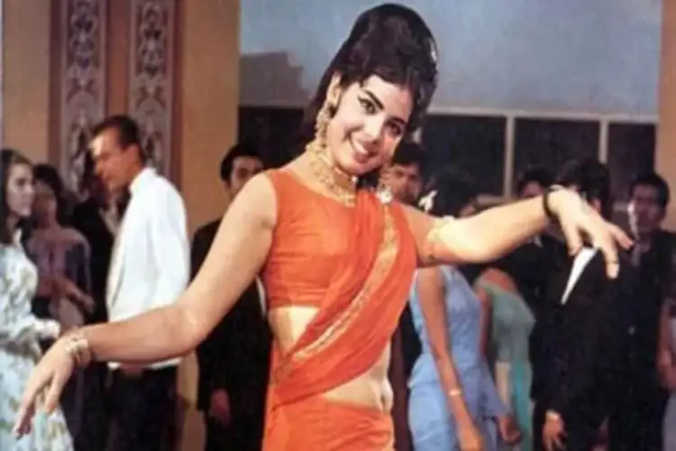 Why was Mumtaz seen in orange outfits in most of the films, this is the big reason