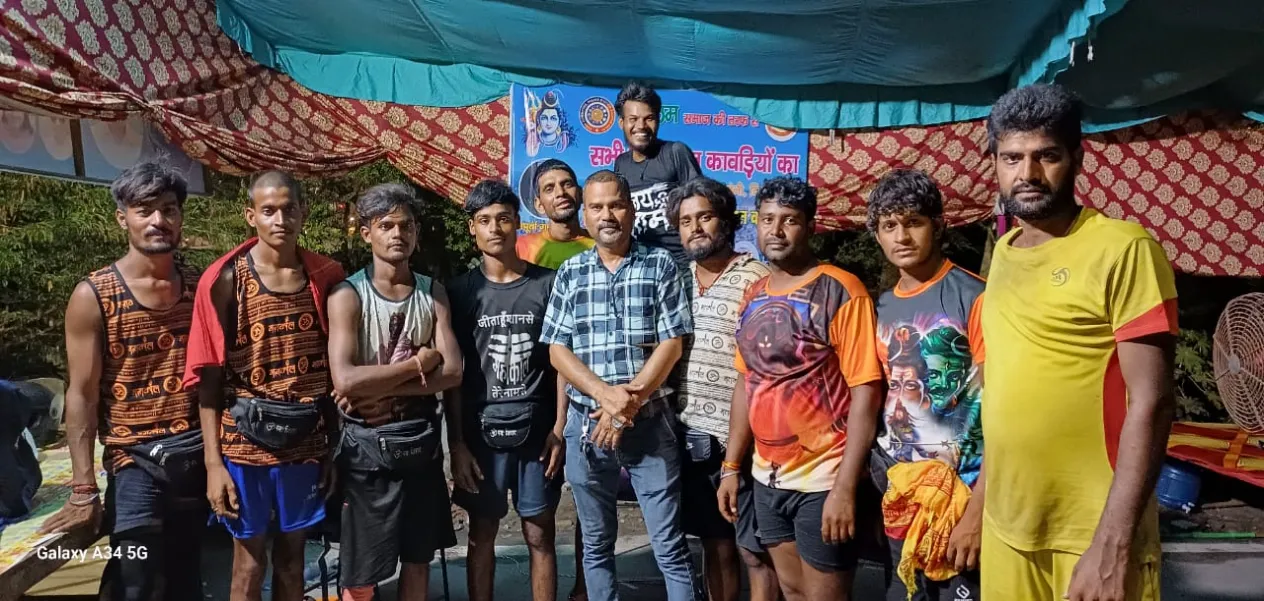 Aman Committee's service work for Kawadias at Delhi-Ghazipur border