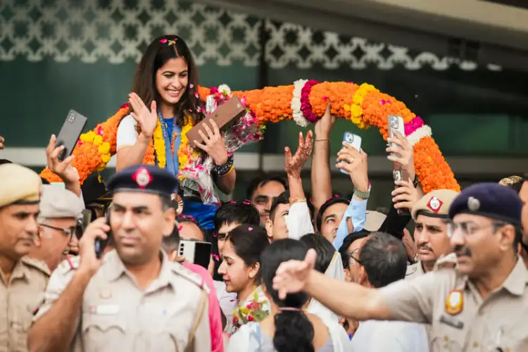 Manu Bhaker returned to India, grand welcome at Delhi airport