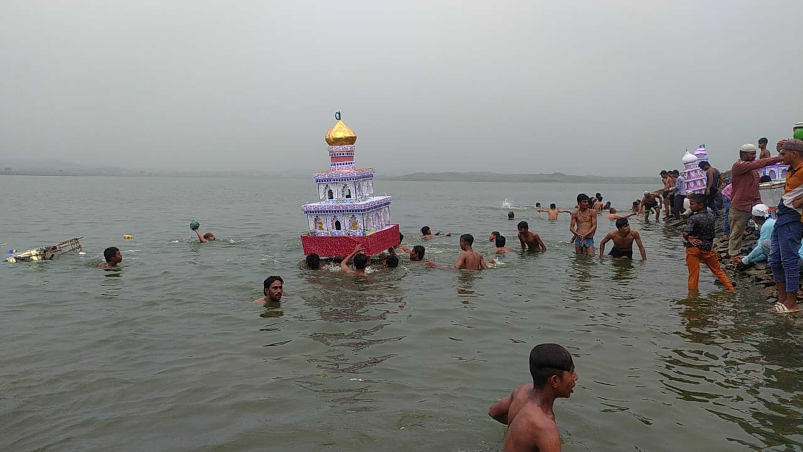 https://www.hindi.awazthevoice.in/upload/news/172329461223_What_do_we_do_with_tazias_after_Muharram_1.jpg
