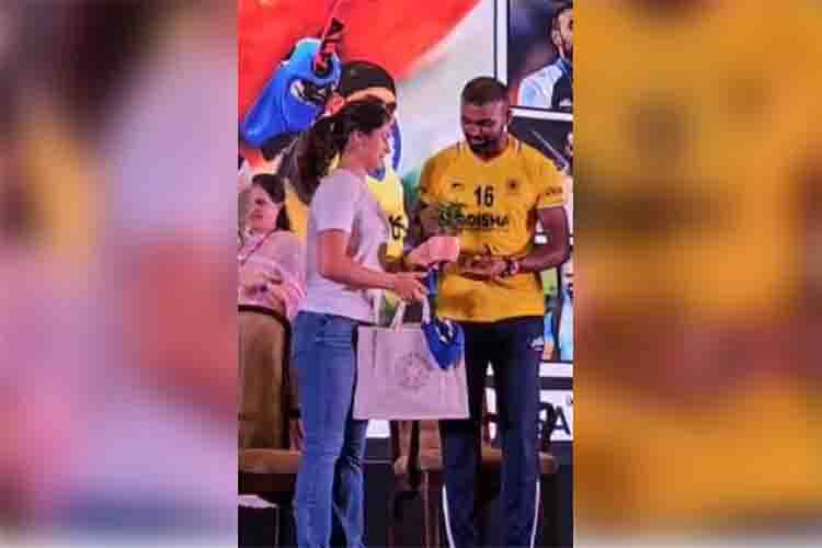 Manu Bhaker presented a T-shirt to hockey legend PR Sreejesh