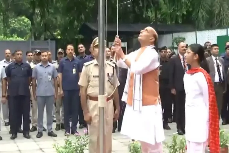 Rajnath Singh hoisted the national flag; Amit Shah, Rahul Gandhi reached Red Fort before PM's address
