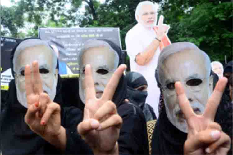  Muslim women with PM Modi's mask 