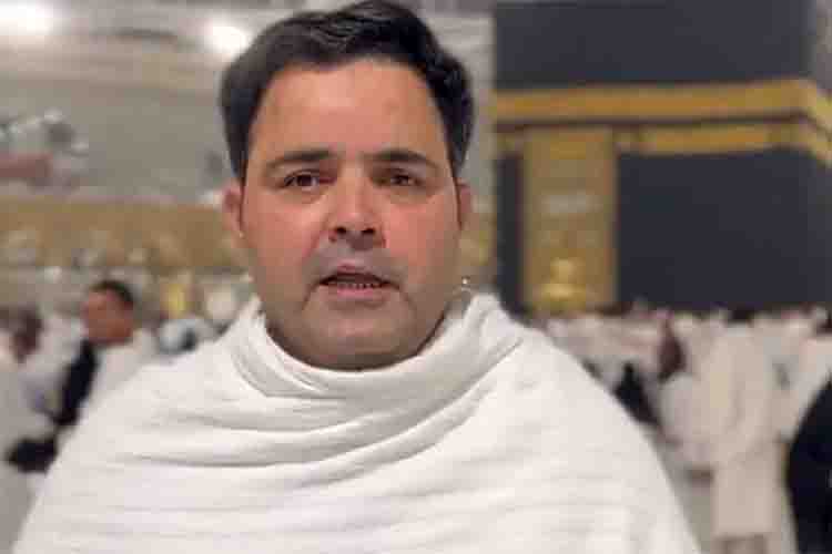   Faheem Khan  in Kaaba