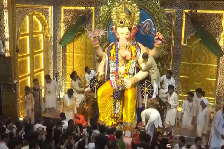 Devotees gather in large numbers for darshan at Lalbagucha Raja