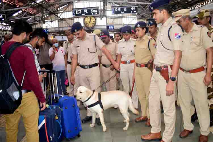 मुंबई में आतंकी हमले का अलर्ट : शहर में बढ़ाई गई सुरक्षा, ड्रोन-पैराग्लाइडर  और एयर बैलून उड़ाने पर रोक