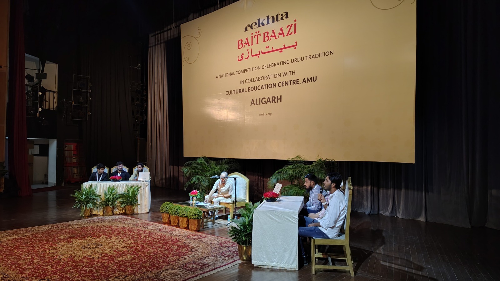 https://www.hindi.awazthevoice.in/upload/news/172847475614_Rekhta_Foundation's_Bait_Bazi_competition_was_attended_by_a_large_number_of_fans_2.jpg