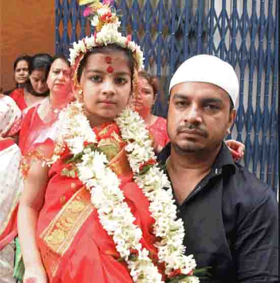 https://www.hindi.awazthevoice.in/upload/news/172856564518__economic_impact_of_Durga_Puja_is_beyond_religion,_caste_and_class_4.jpg