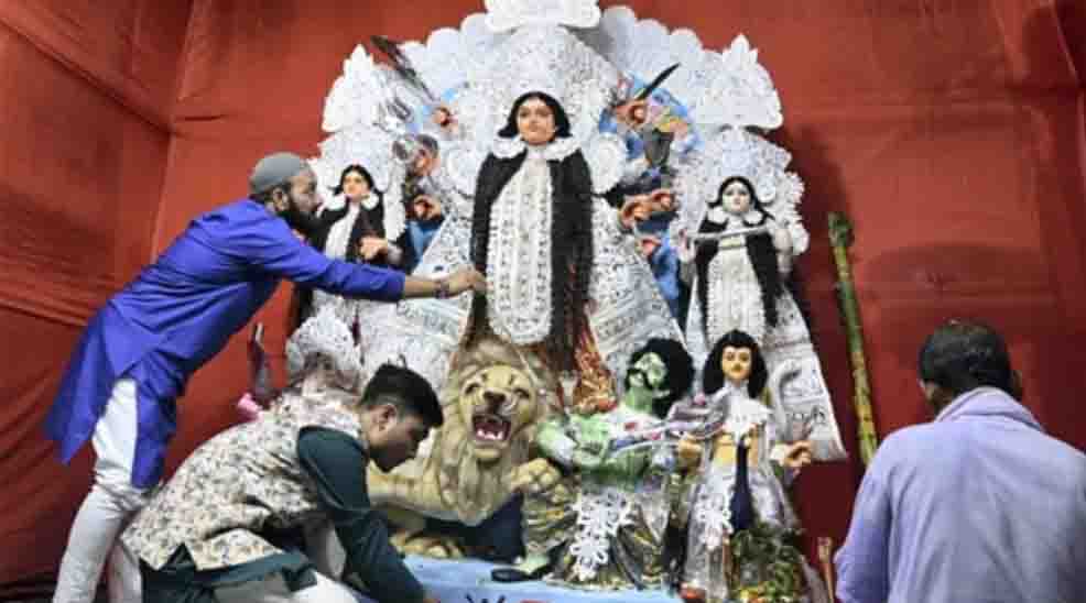 https://www.hindi.awazthevoice.in/upload/news/172856568718__economic_impact_of_Durga_Puja_is_beyond_religion,_caste_and_class_7.jpg