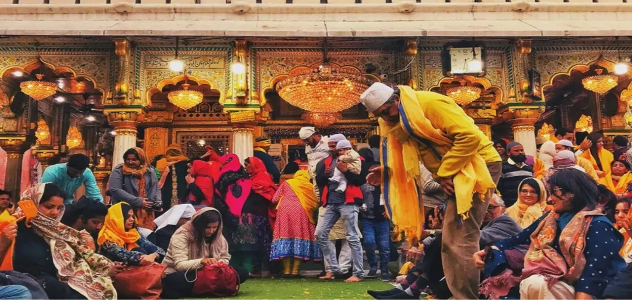  दिल्ली में सूफी रंग: हजरत निजामुद्दीन औलिया के उर्स का तीसरा दिन कव्वालियों और दुआओं के नाम, अजहरुद्दीन की दस्तारबंदी