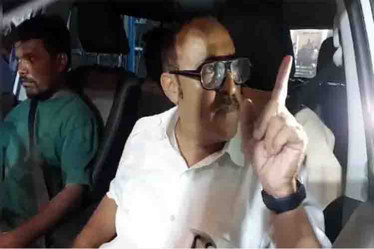 महाराष्ट्र: कांग्रेस उम्मीदवार अनीस अहमद को नामांकन पत्र दाखिल करने से रोका