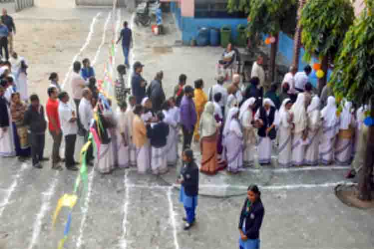 People reached to cast their votes ignoring Naxal threats in Jharkhand